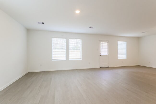 Building Photo - 325 Woodland Hills Dr