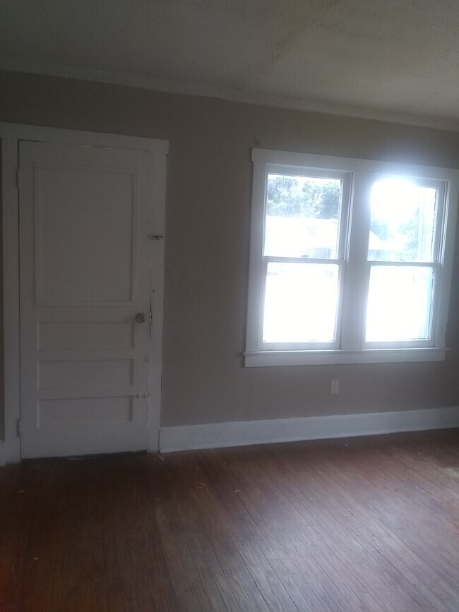 LIVING ROOM - 1014 NE 8th Ave