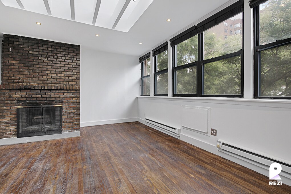 Primary Photo - 348 W 21st St