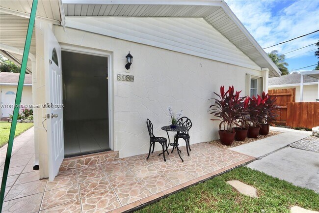 Foto del edificio - 2490 NE 184th St