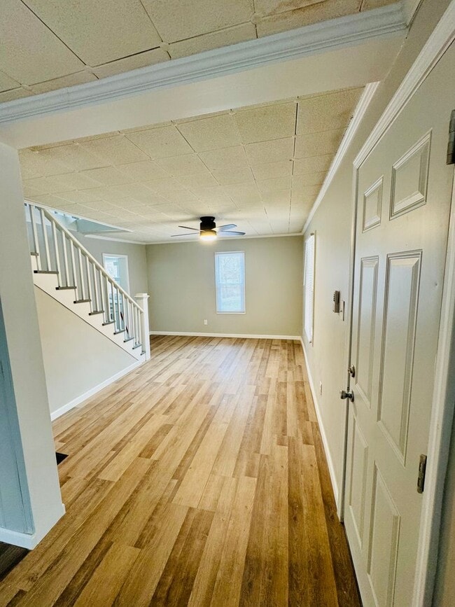Building Photo - 3 bedroom 2 bath BUNGALOW with plenty of n...