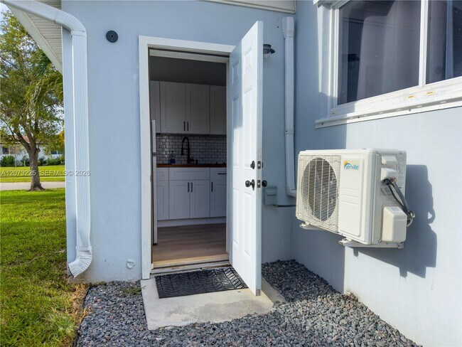 Foto del edificio - 8940 SW 198th Terrace