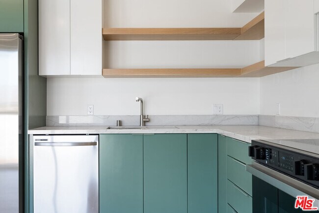 Foto del edificio - 8561 Belmont St