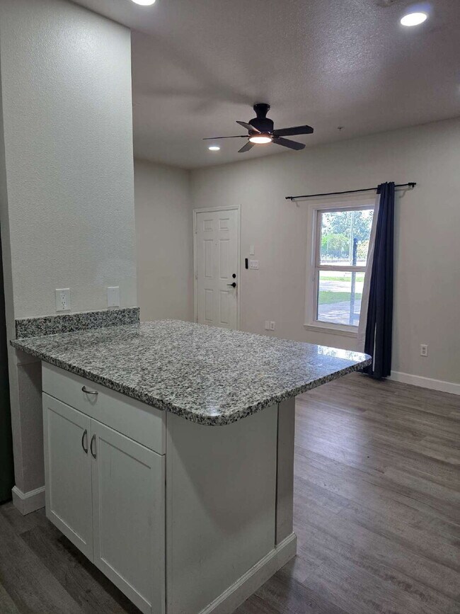 Foto del edificio - Apartment in Quadplex For Rent
