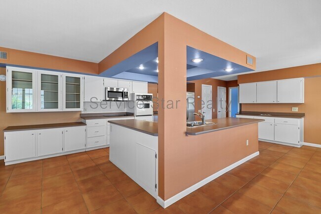 Building Photo - 13422 W Shadow Hills Dr