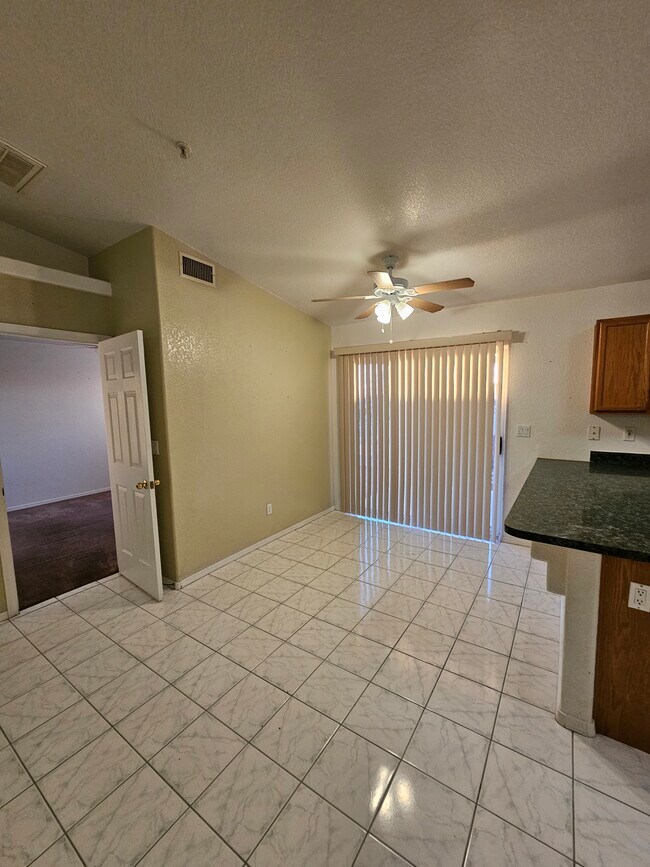 Comedor - 3035 Kiowa Blvd N