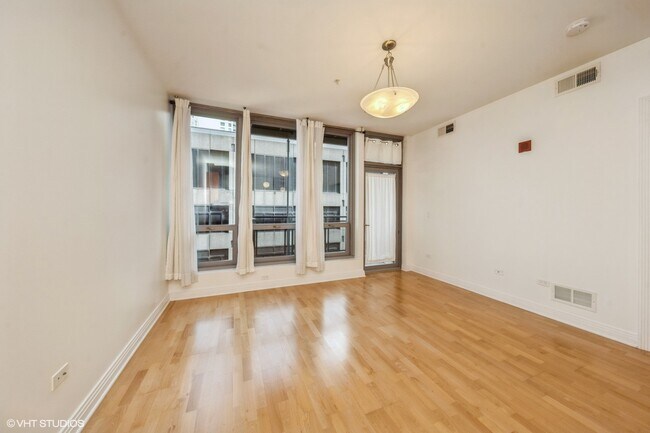 Foto del edificio - 565 W Quincy St