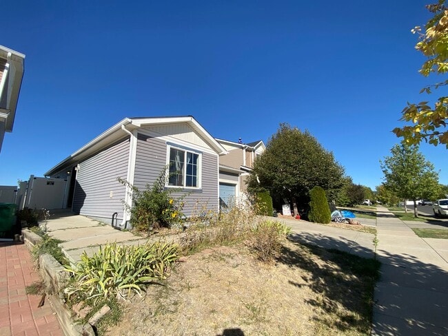 Building Photo - Three bathroom three bedroom home for rent