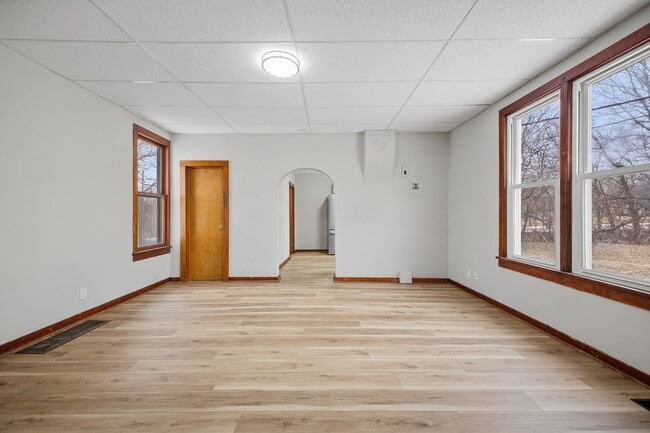 Building Photo - Remodeled 2 bedroom home with attached garage in charming Savannah