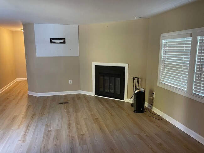 Building Photo - 3 Bedroom Mobile Home Convenient to 68 & I...