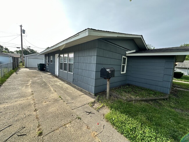 Building Photo - Updated 3 Bedroom with Private yard and AC.