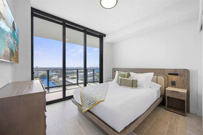 Foto del edificio - 7144 Byron Ave