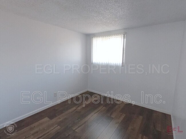 Building Photo - 3943 La Rica Ave