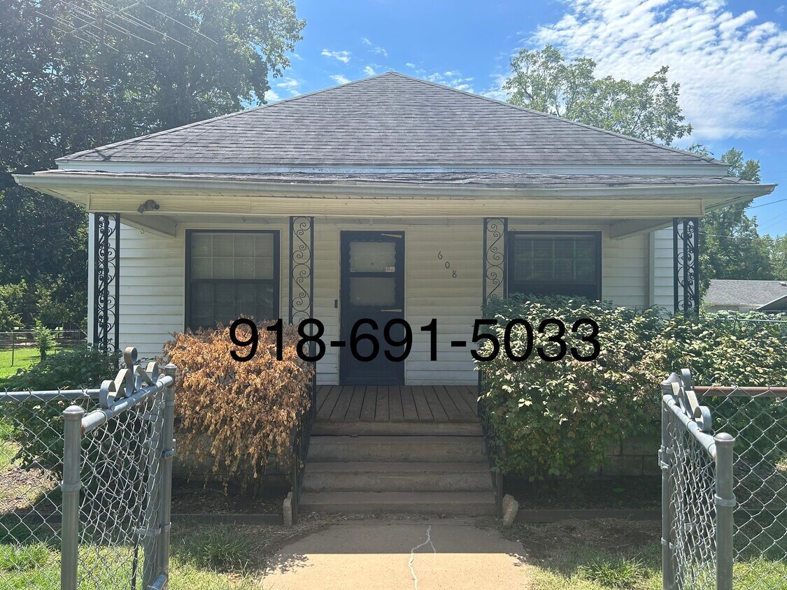 Primary Photo - 608 W Commercial
