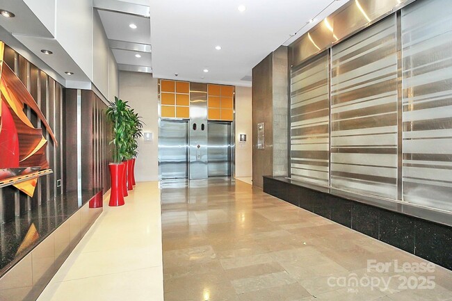 Foto del edificio - 333 W Trade St