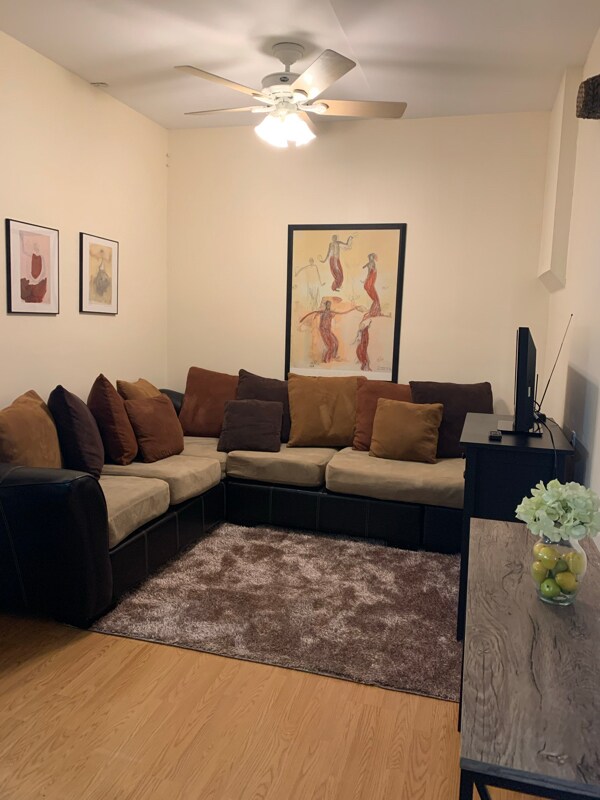 Foto del edificio - 7903 Hall Ave