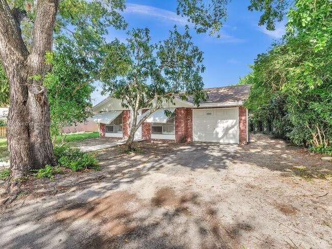 Building Photo - 4840 SW 25th Ave