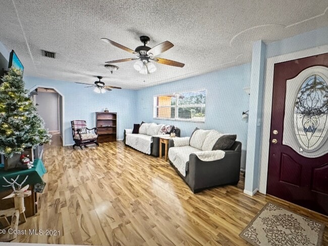Living Room - 5425 Country Ln