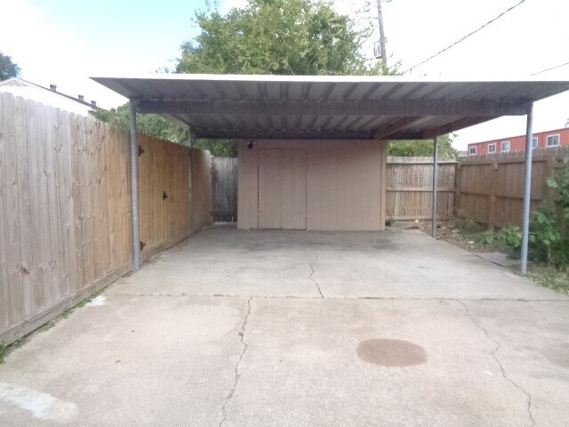 Foto del edificio - 5502 Deep Forest Dr