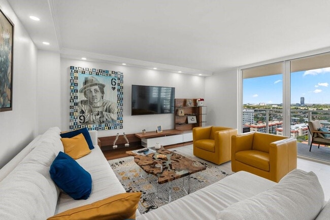 Building Photo - 2030 S Ocean Dr