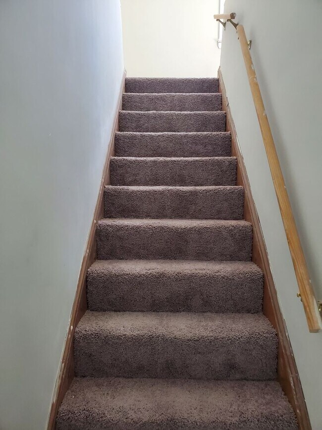 Building Photo - Spacious, centrally located home.