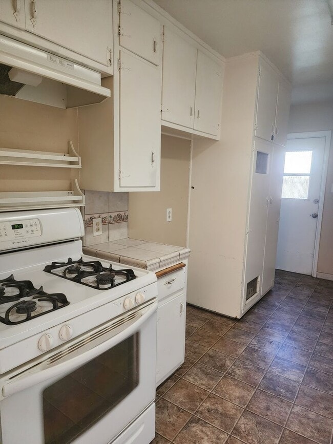 Building Photo - SW-Bakersfield 3 bedrooms 1 baths