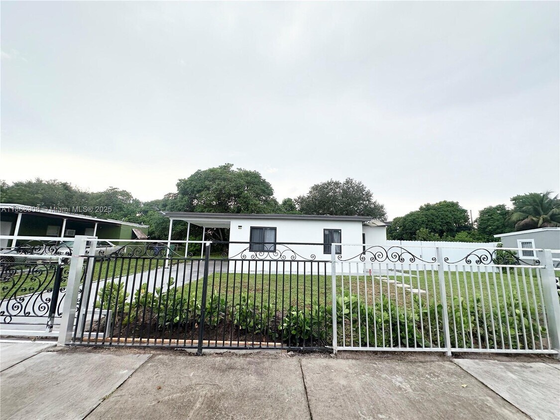 Foto principal - 16450 NW 23rd Ct