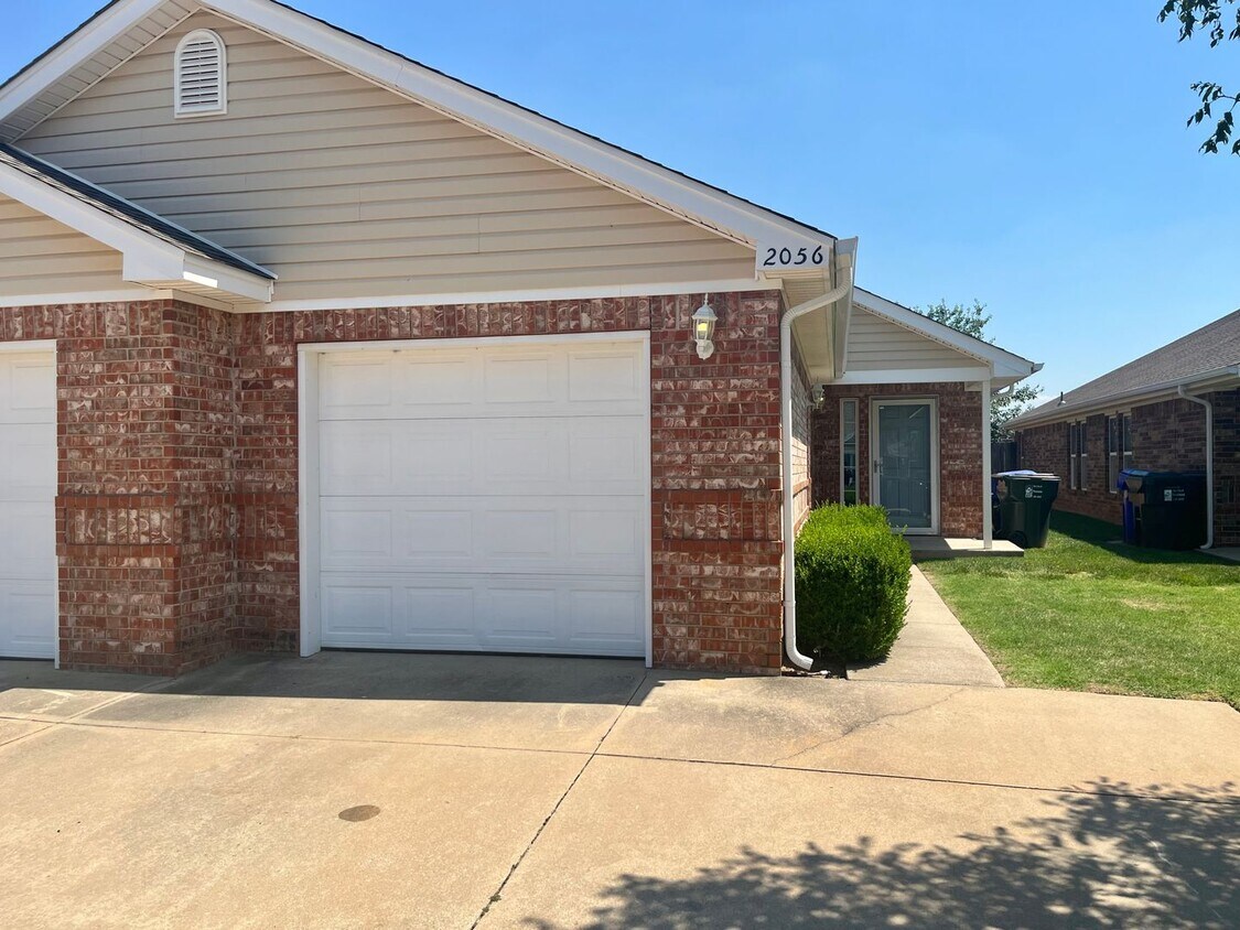 Primary Photo - Charming 3 Bed 2 Bath Duplex! Close to OU!!