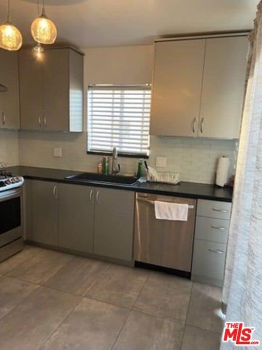 Foto del edificio - 9131 Burnet Ave