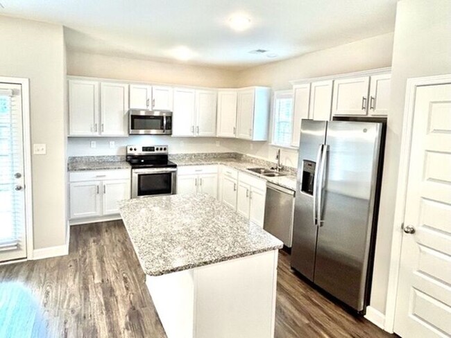 Foto del edificio - Now Leasing a 4-bedroom 2.5 bath home in M...