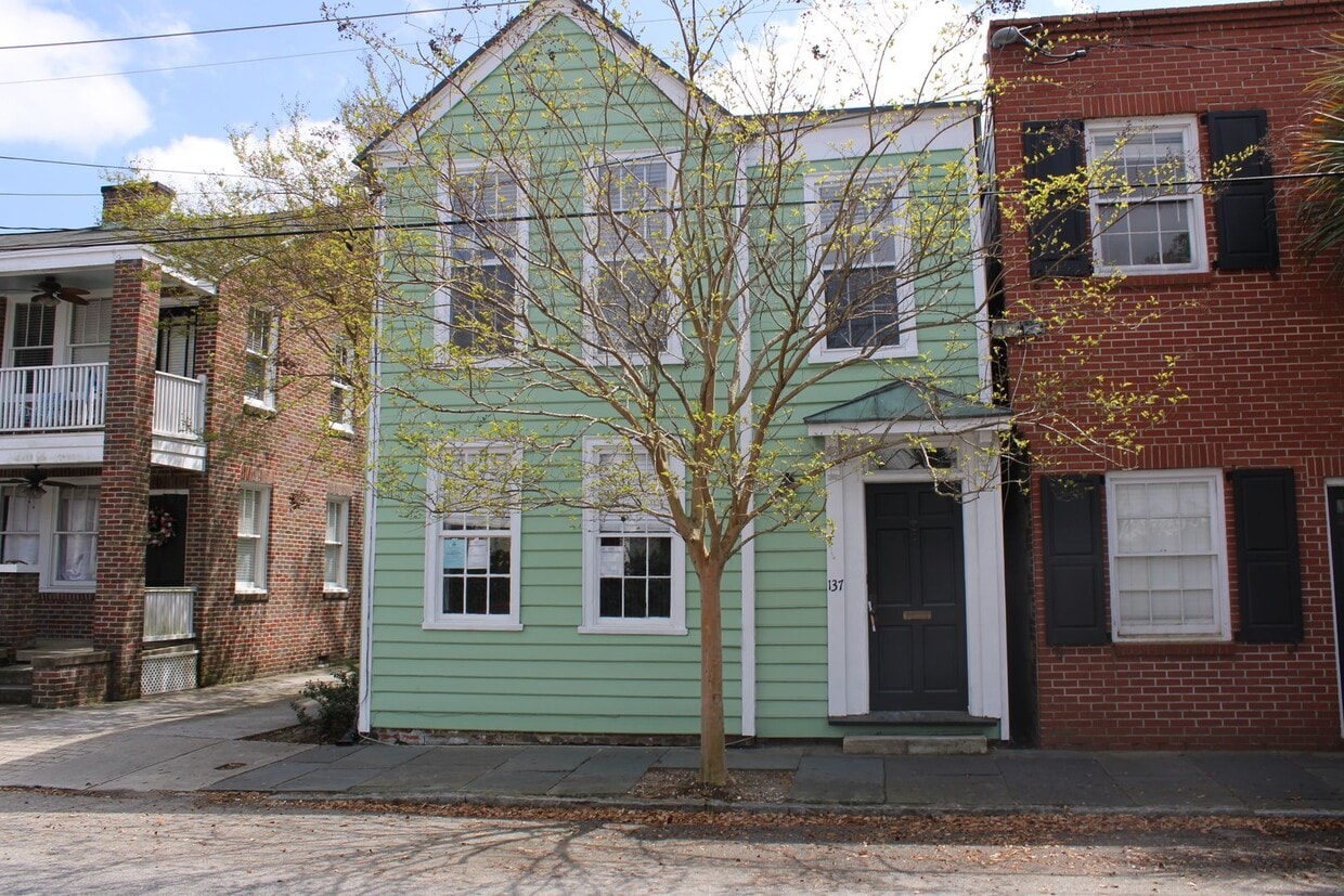 Primary Photo - 2 bed / 2 bath w/Study on Wentworth St! ~ ...