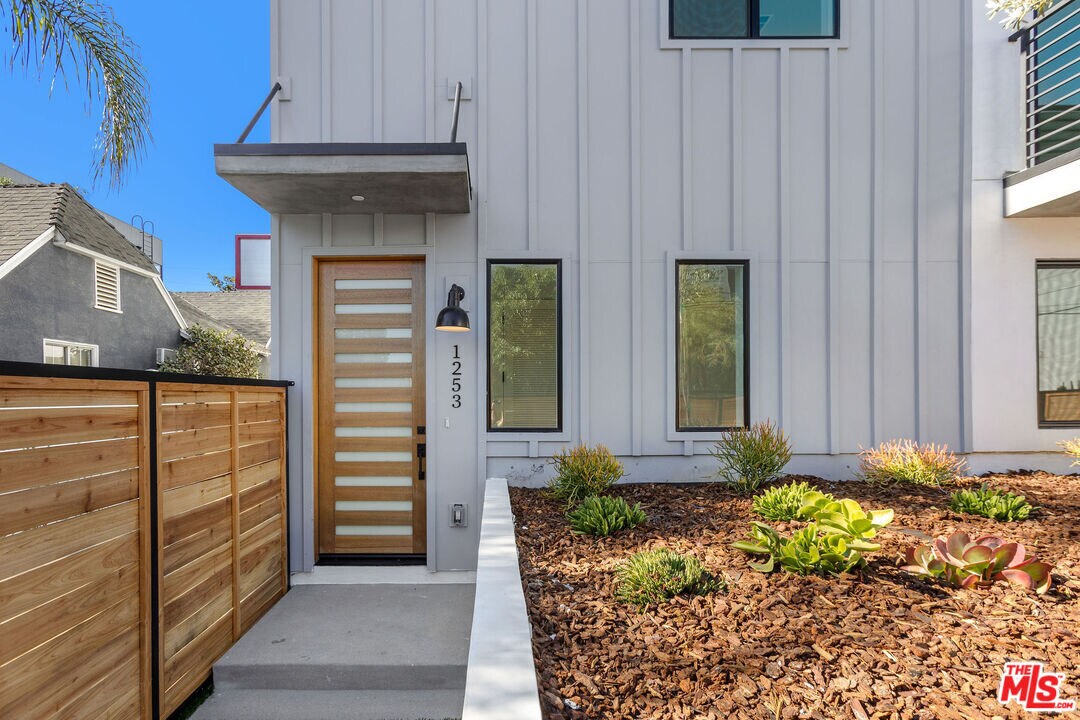 Primary Photo - 1255 N Gower St