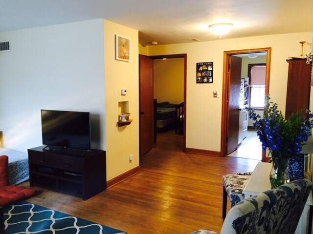 Dining area - 4314 N Wilson Dr