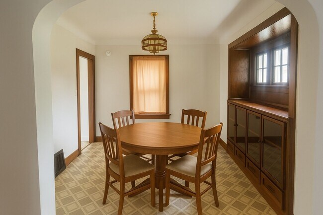 Building Photo - Charming 3BR House in Toledo