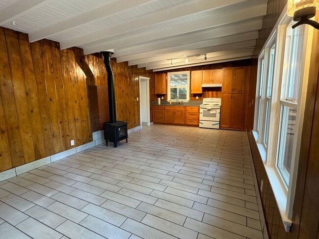 Building Photo - 1619 Oak Dr