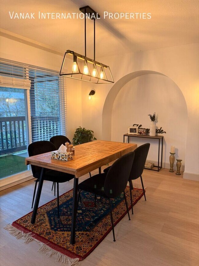 Photo du bâtiment - Fully Renovated 2 Bed ? 2 Bath Upper Suite