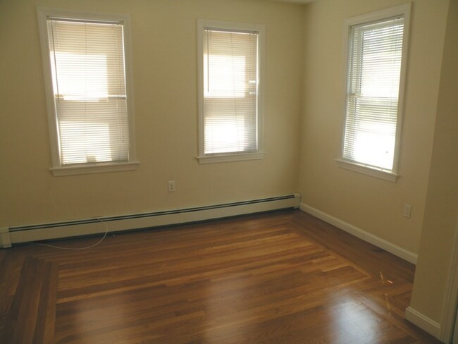 Building Photo - 1 River St