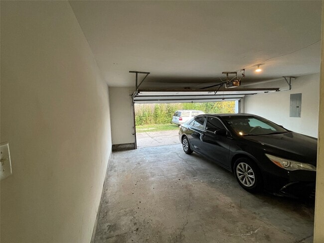 Building Photo - 1909 Bittercreek Dr