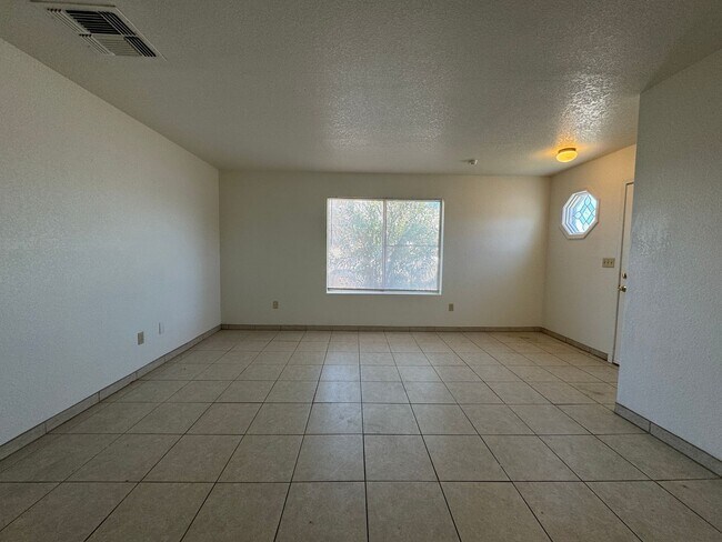 Foto del edificio - 3BR Duplex with gated yard and Garage