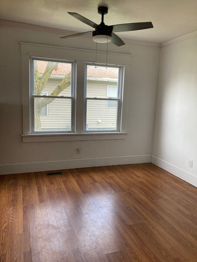 Foto del edificio - 2 bedroom with porch and garage