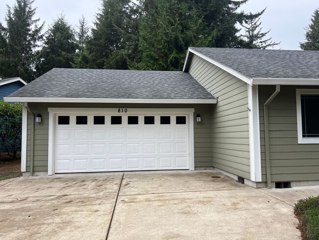 Building Photo - Very Nice Home in Waldport!