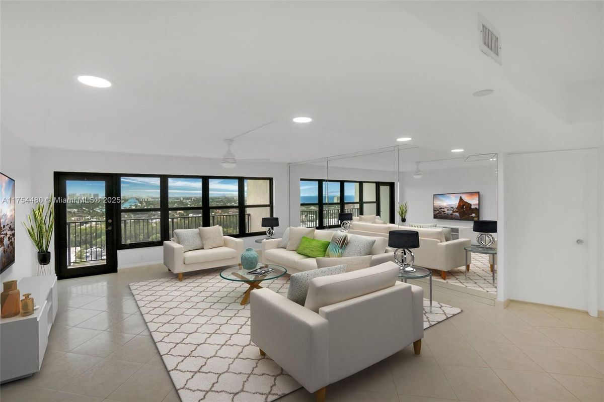 Foto principal - 3200 Port Royale Dr N
