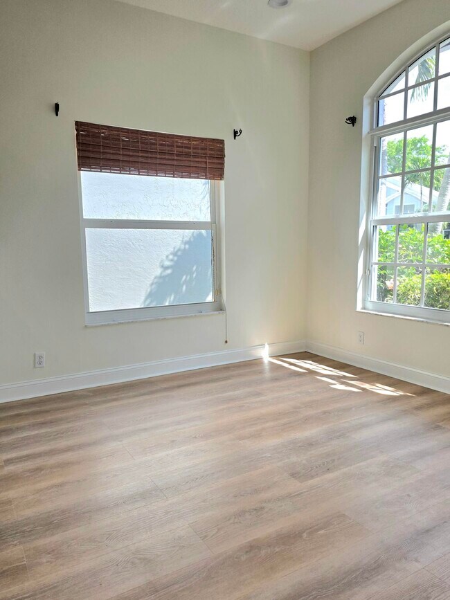 Building Photo - 10821 La Salinas Cir
