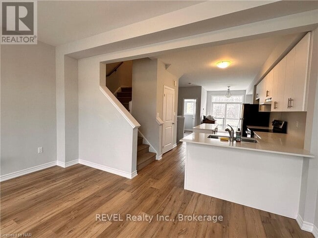 Building Photo - 290-290 Equestrian Way
