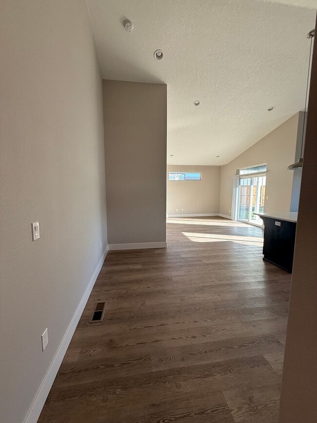 Building Photo - Large Fenced in Yard! 3Bd 2Ba Duplex