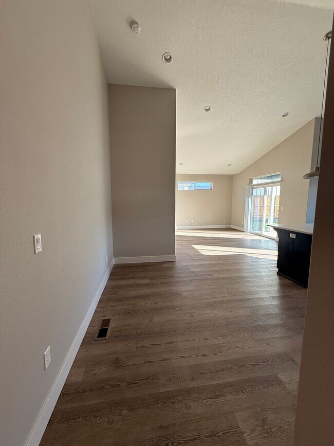 Foto del edificio - Large Fenced in Yard! 3Bd 2Ba Duplex