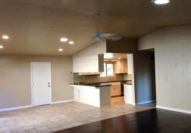 Building Photo - 634 David Dr