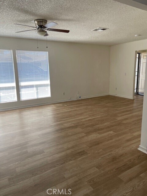 Foto del edificio - 876 W Whittier Ave