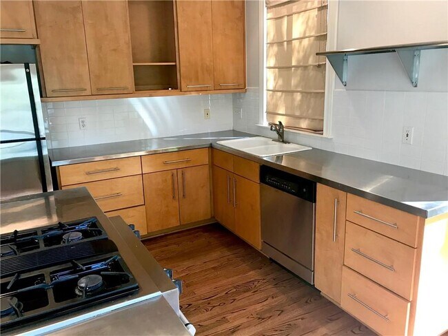 Foto del edificio - 915 E 39th St