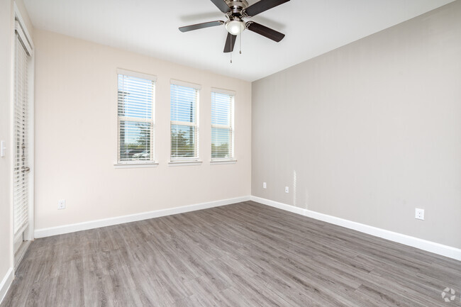 1BR, 1BA - 624SF - Living Rpom - Majestic Parc